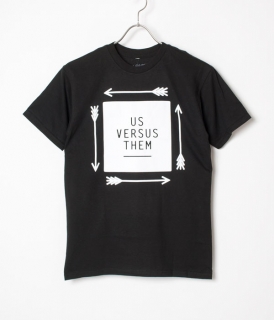 <img class='new_mark_img1' src='http://collectivejp.com/img/new/icons24.gif' style='border:none;display:inline;margin:0px;padding:0px;width:auto;' />�� 30%OFF! �ۡ�Us Versus Them��FOUR CORNERS TEE