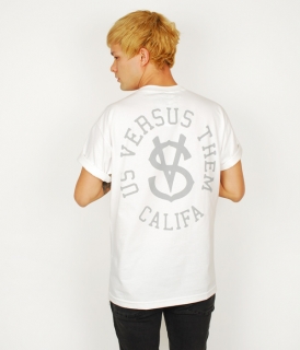 <img class='new_mark_img1' src='//img.shop-pro.jp/img/new/icons24.gif' style='border:none;display:inline;margin:0px;padding:0px;width:auto;' />�� 50%OFF! �ۡ�Us Versus Them��DESERT LEAGUE PKT TEE