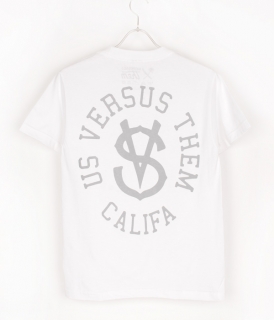 <img class='new_mark_img1' src='//img.shop-pro.jp/img/new/icons24.gif' style='border:none;display:inline;margin:0px;padding:0px;width:auto;' />�� 50%OFF! �ۡ�Us Versus Them��DESERT LEAGUE PKT TEE